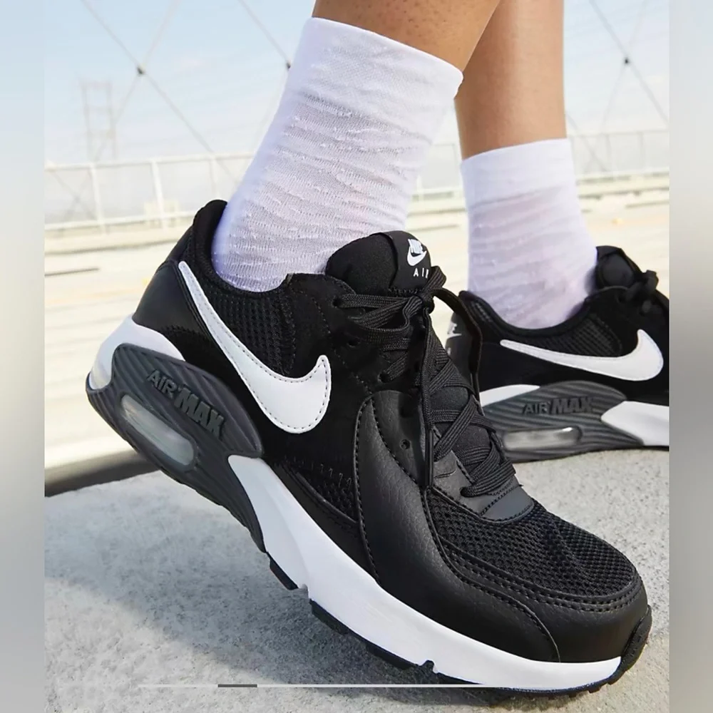 Nike Air Max Women’s Black/White Low-Top Sneakers - Picture 2 of 6